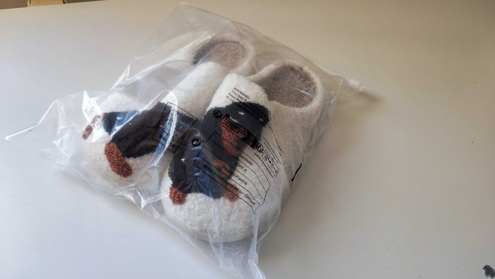 Chinelos novos com cão estampado