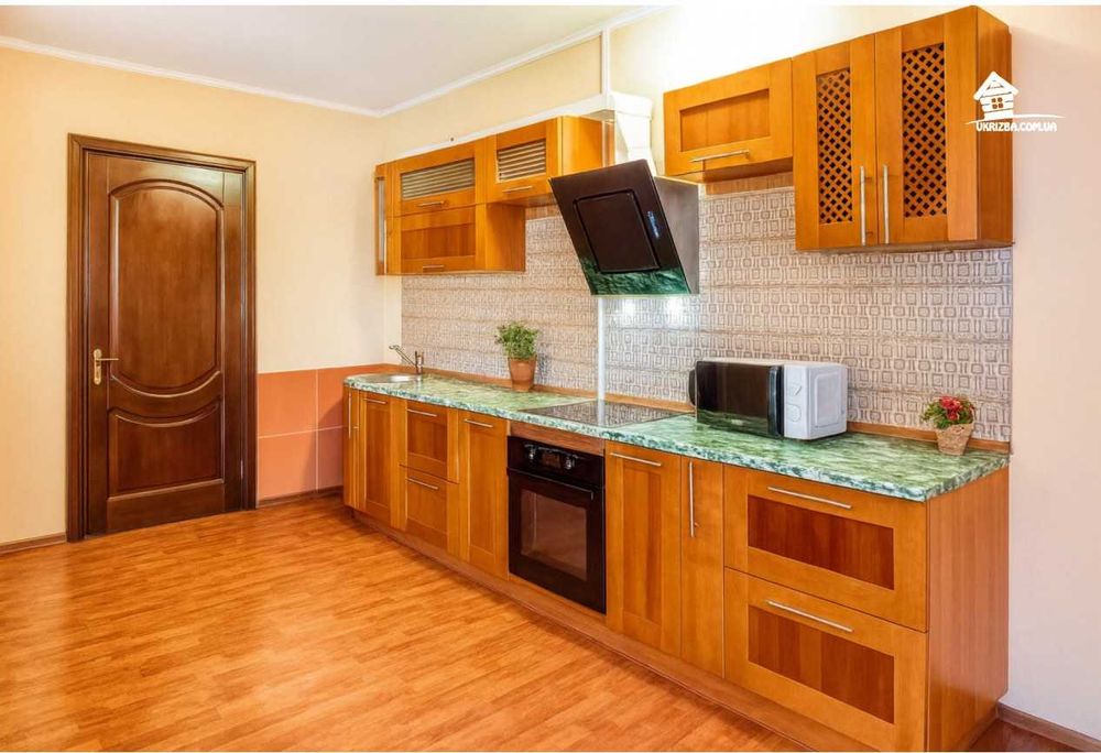 Київ. Будинок 280 кв. Ділянка 15 соток, до 15 осіб.