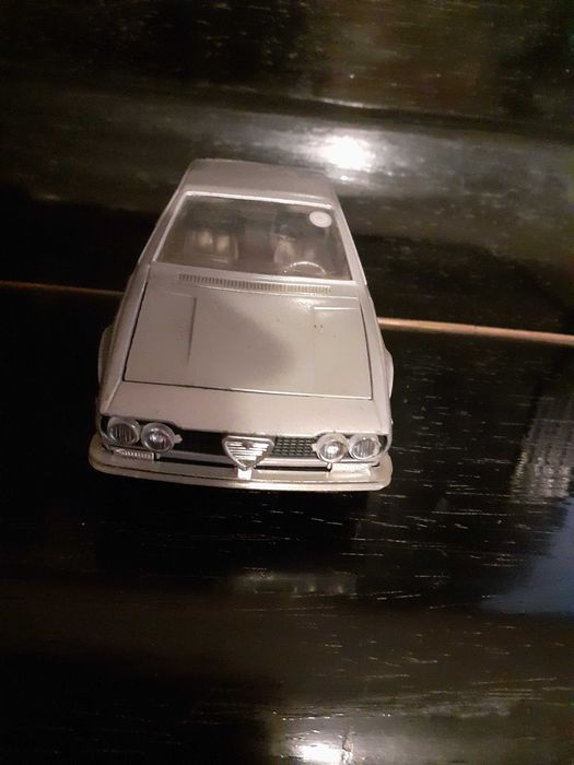 Miniatura vintage de carro marca Alfetta GT