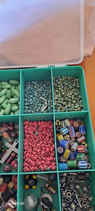 Peças de bijuteria caixa e brincos