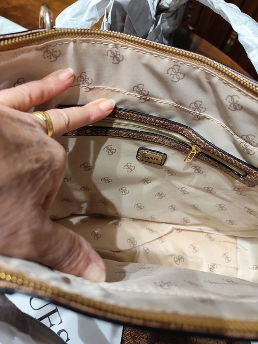 Malote Guess camel tem porta moedas incluído,saco de pó é magnífica