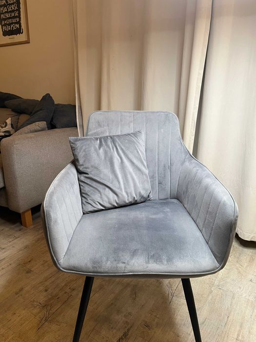 Krzesło tapicerowane szary welur z ozdobną poduszką dostepne 3 sztuki