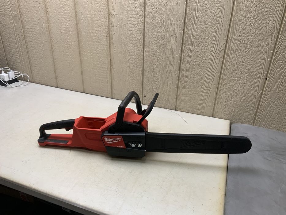Безщіткова акумуляторна ланцюгова пила Milwaukee M18 2727-20 FUEL