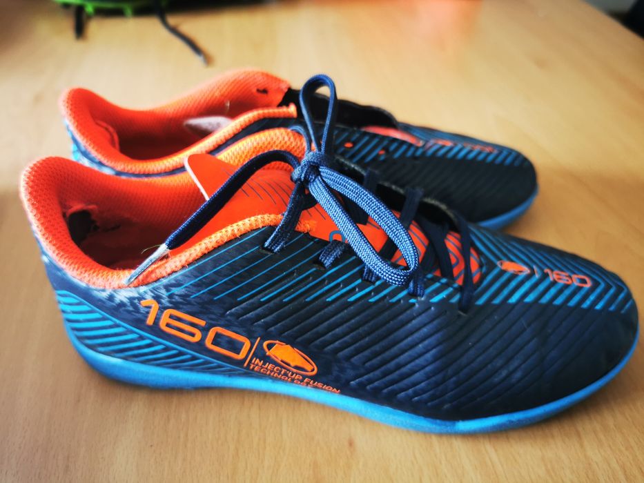 Chuteiras e sapatilhas em bom estado!