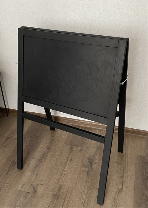 Дошка на ніжках магнітна чорна вулична