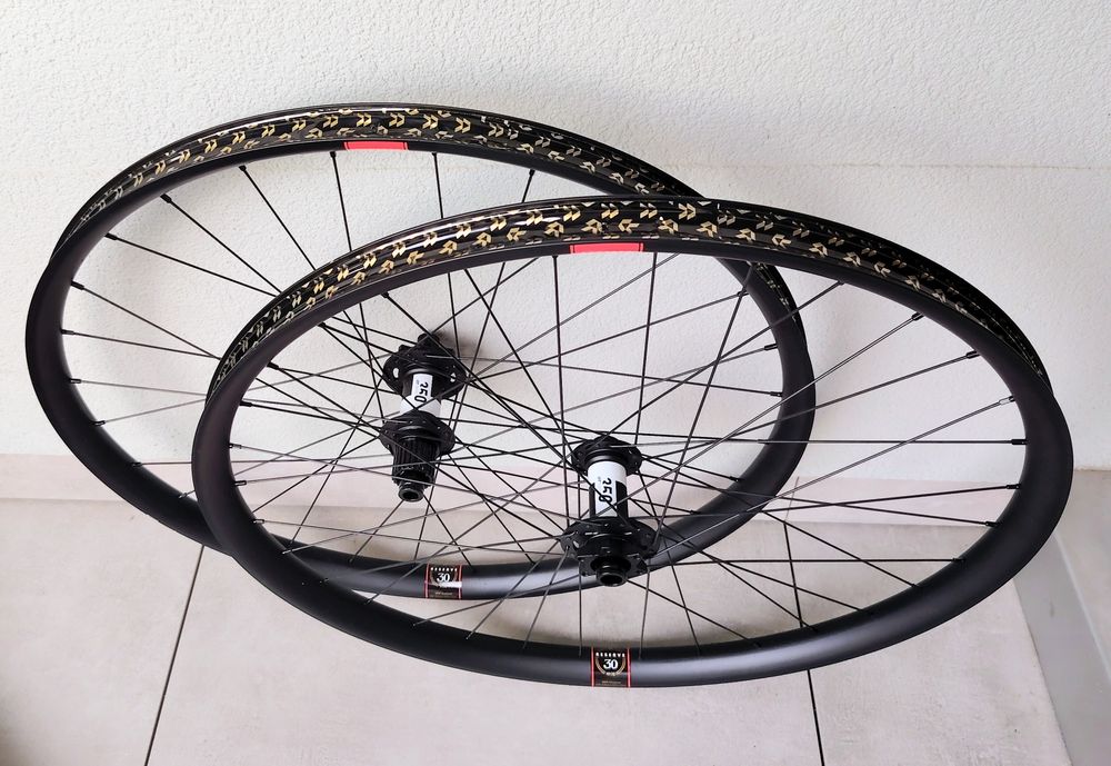 Koła 27,5" Reserve 30 AL piasty DT Swiss 350 Nowe 1900g.
