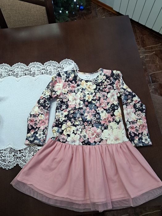 Śliczna sukienka madżi w kwiaty z tiulem roz. 122