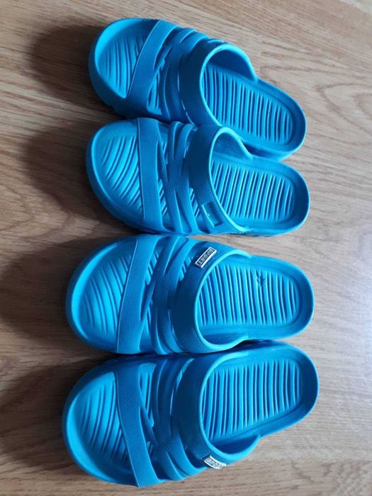 Klapki, dwie pary, r. 25 (15,5 cm) i r. 26 (16,5 cm)