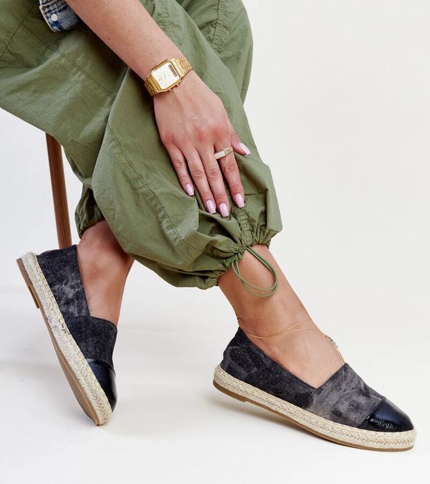 Czarne błyszczące espadryle Surana