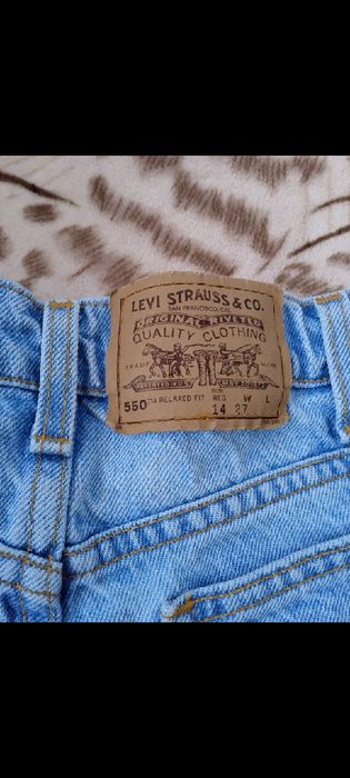 Spodenki jeansowe Levi's. Obwód pasa 66 cm.
