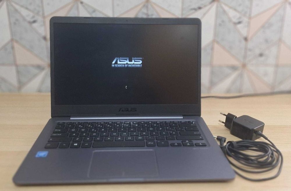 Portátil ASUS modelo E406MA