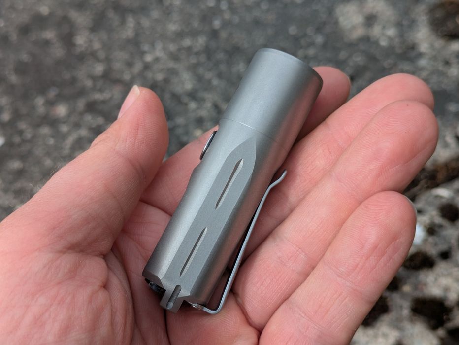 Latarka LED Rovyvon Aurora A24 Ti Titanium  tytan