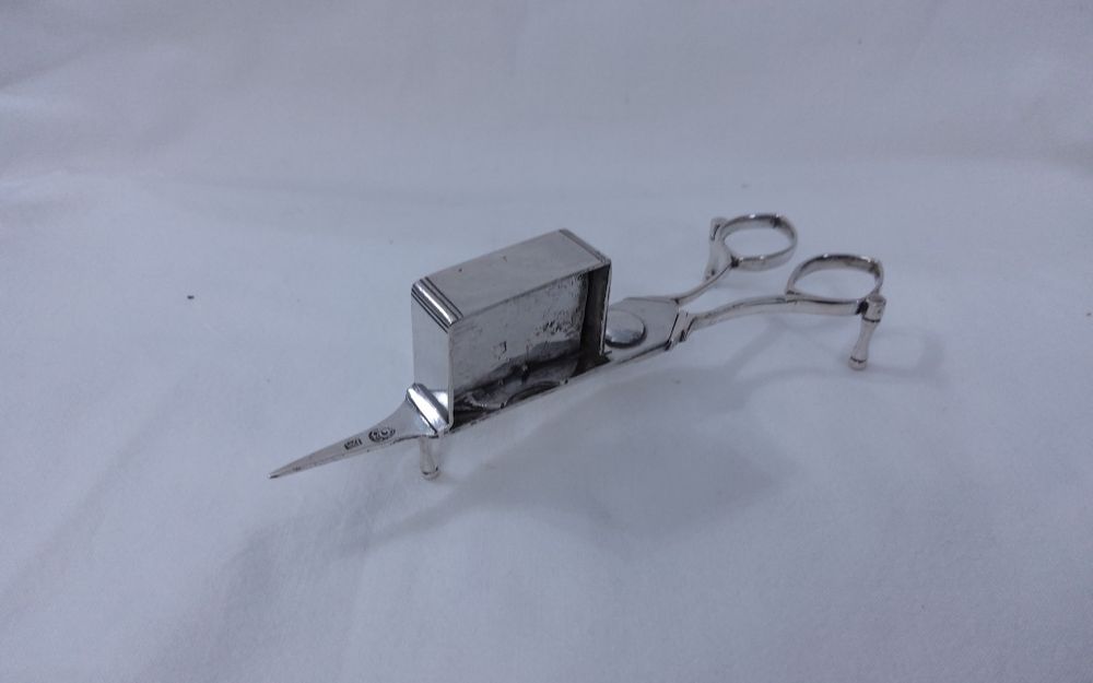 TESOURA de MORROES , do séc.  XVIII , em prata Guimarães Coroa