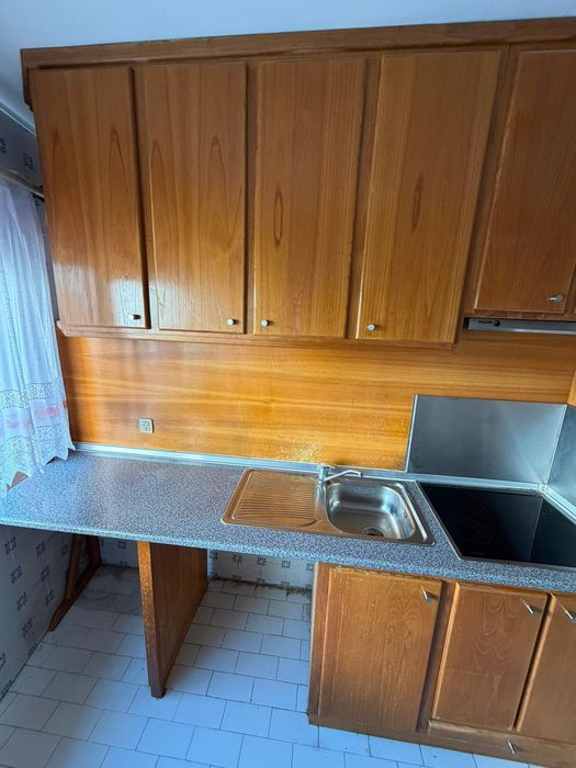 Cozinha completa em madeira [A]245 x [L]300 x [P]70 cm, com placa vitrocerâmica, exaustor e frigorifico
