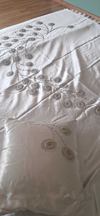 Coberta acetinada cama de casal com almofada