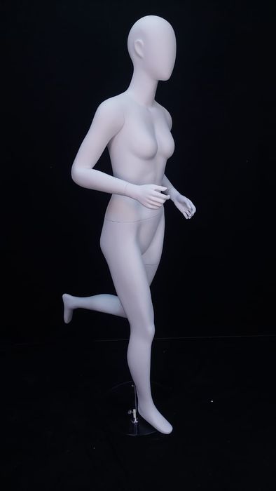 Manekiny sportowe, nietypowe sylwetki i pozy