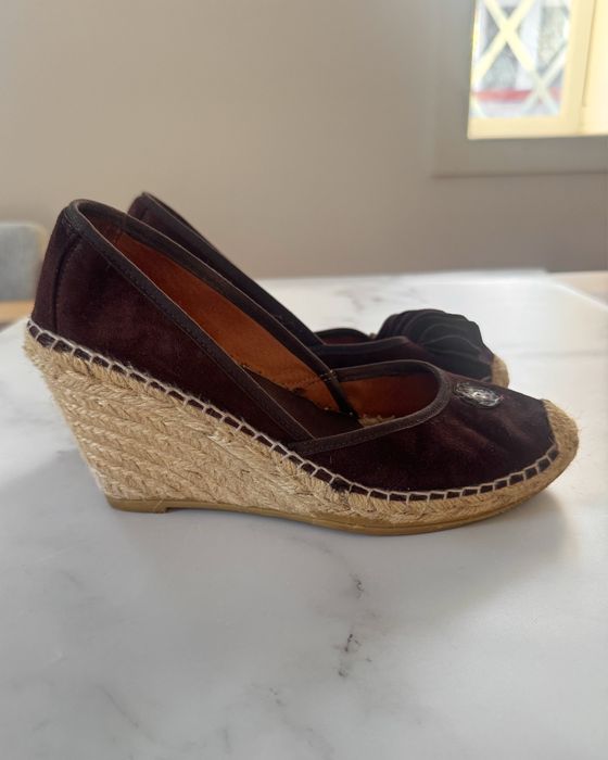 Sapatos cunha RAS em camurça castanha – Tamanho 37 – Necessitam personalização