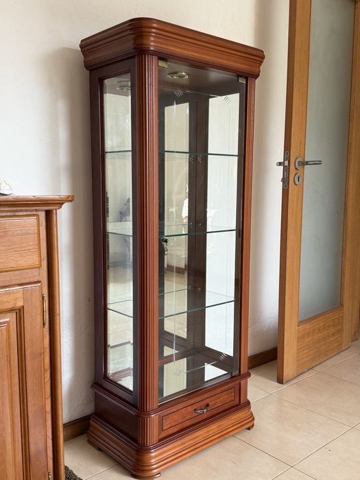 Armário de madeira para sala