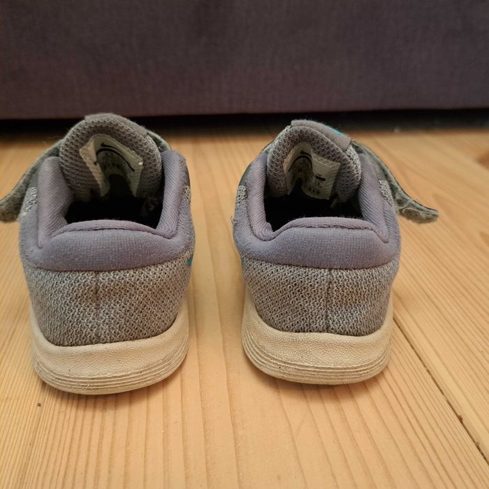 22 Adidaski Nike szare dla chlopca lub dziewczynki.