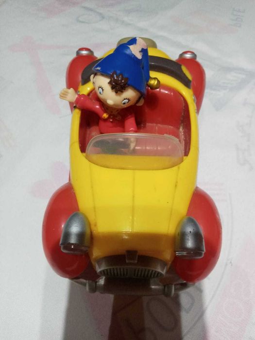 Nody e carro com nody