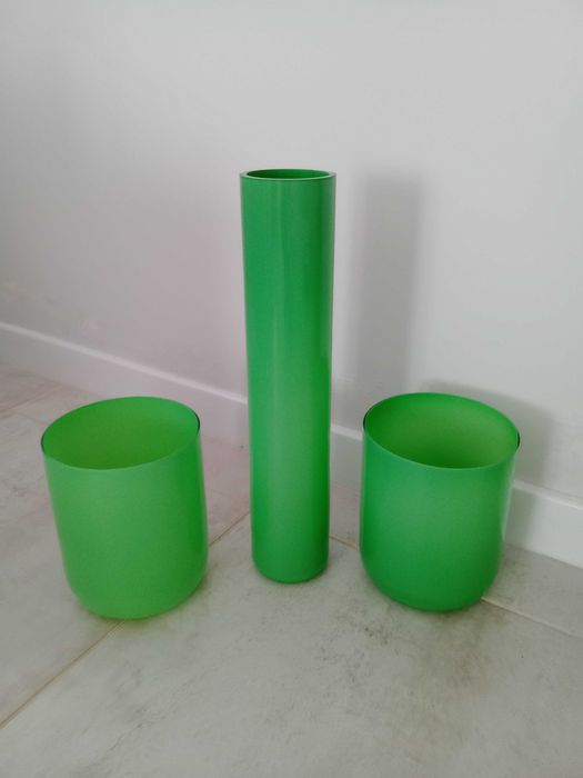 Dois vasos e um solitário alto