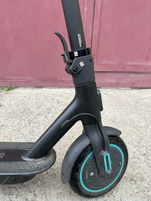 Продам Xiaomi Mi Electric Scooter Mercedes-AMG Petronas F1