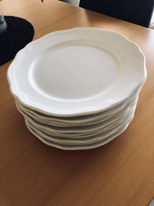 Pratos IKEA porcelânico, tom beje claro