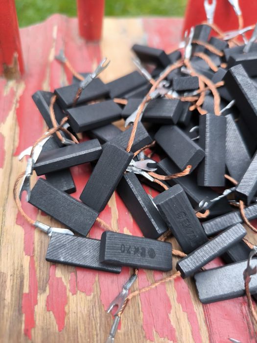 Szczotki węglowe nowe ok 150 sztuk 5x10x25mm