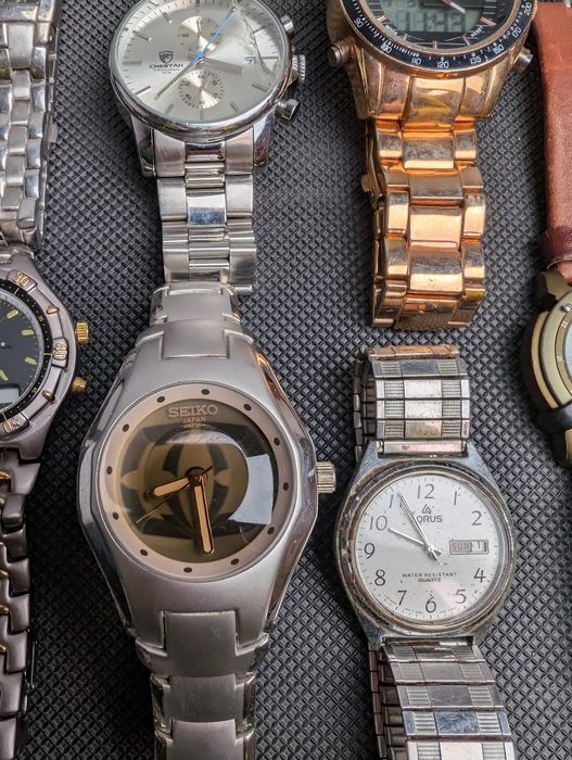 Лот із 16 різних годинників