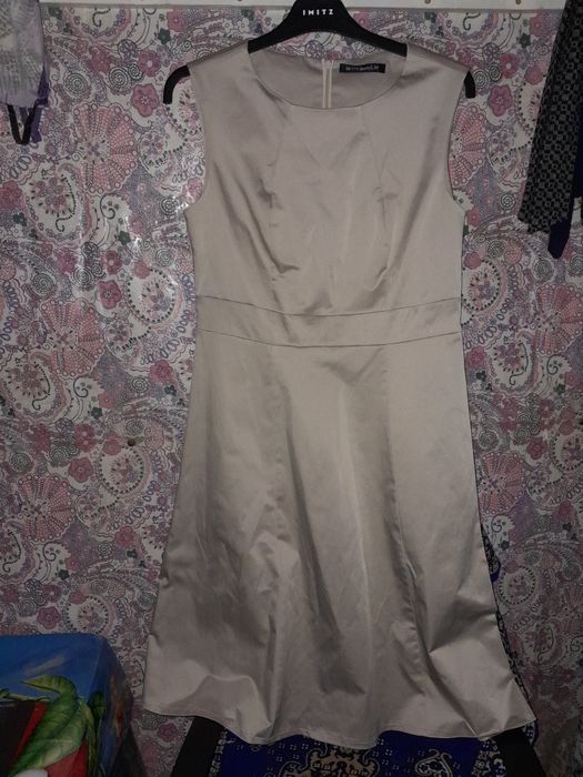 Кремова сукня атласна