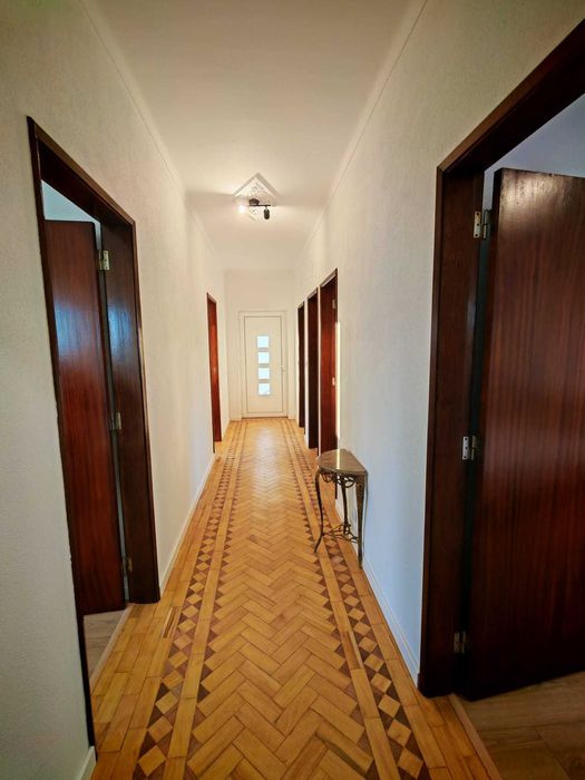 Arrendada-se moradia T5 com terreno vedado