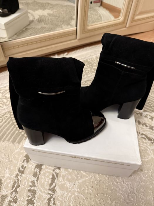 Продам замшевые сапожки Anna Lucci, черного цвета.