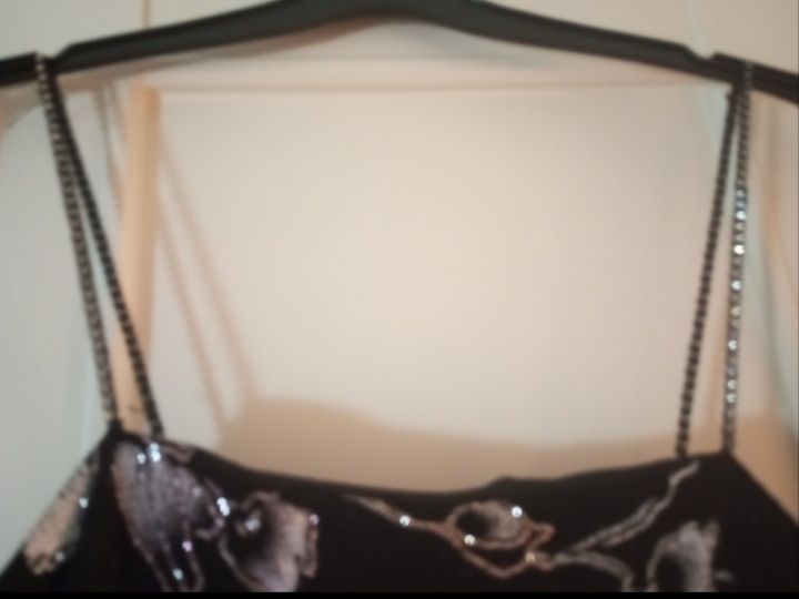 Vendo vestido de noite comprido bordado a dourado e prateado, sujeito a oferta.