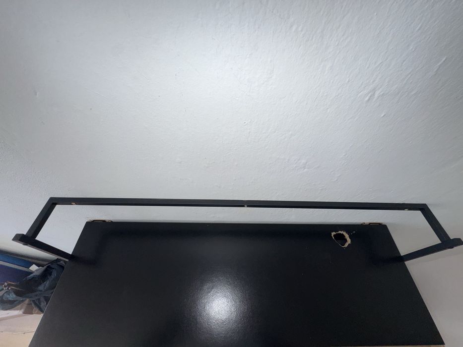 Estante preta pendurada para tv