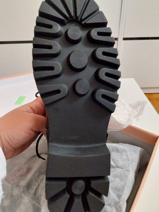 Botas Estilo Militar com Correntes e Tachas Tam.39.