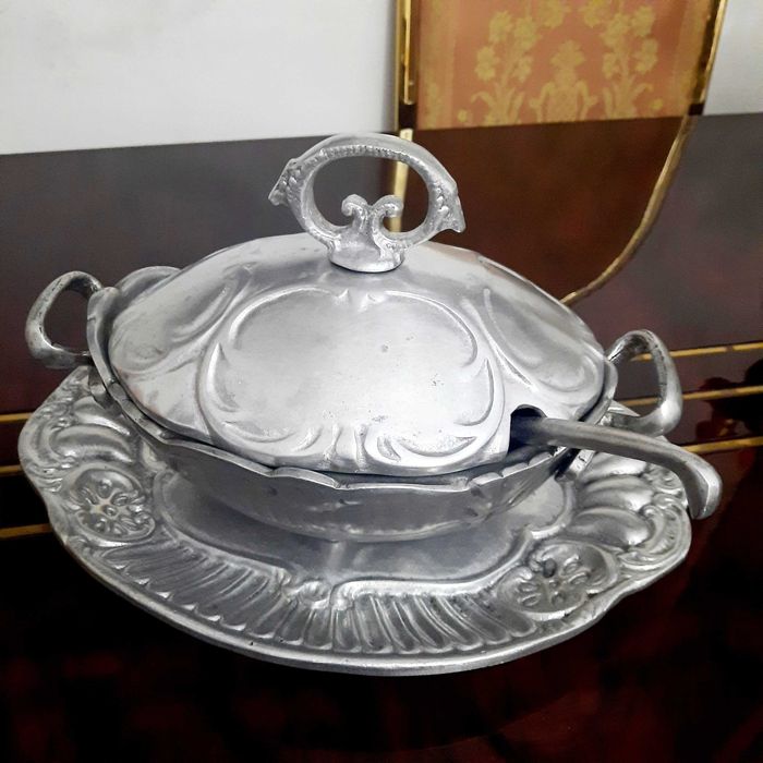 Antiga terrina de alumínio com bandeja.