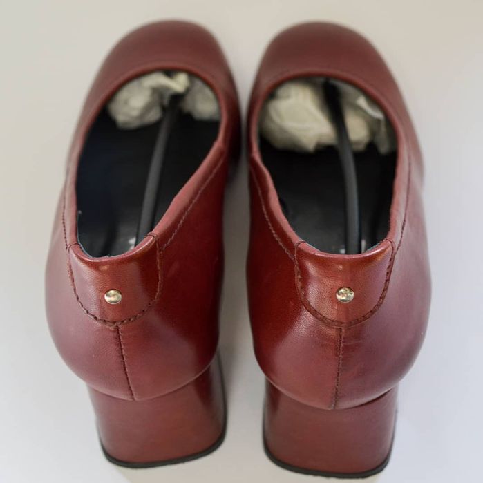 Sapatos cor de vinho