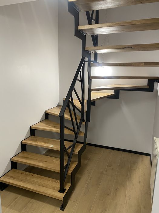 Schody metalowe stalowe nowoczesne loft na jednej belce samonośne