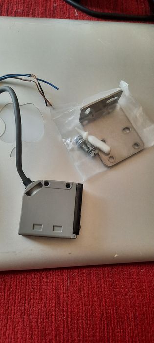 Оптичний датчик Omron E3S-CL2