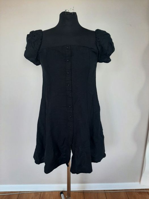 Czarna krótka sukienka z lnem 54% i wiskozą zapinana z przodu na guzik