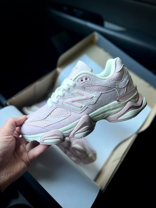 Жіночі кросівки New Balance 9060 рожеві