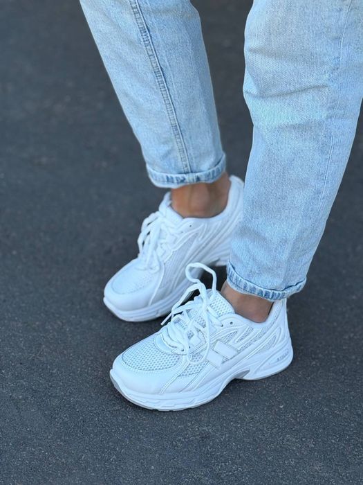 Кросівки жіночі.