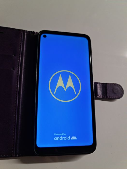 Motorola Moto G8 XT2045-2 + ładowarka z kablem + etui + karta microSD