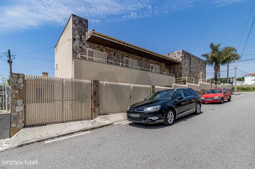 Moradia T3 Independente com 419 m2 de Área Bruta de Construção – Rio M
