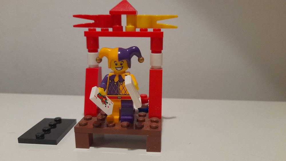 LEGO Castle seria 12 Minifigures Błazen Jester + podium LEGO 7953