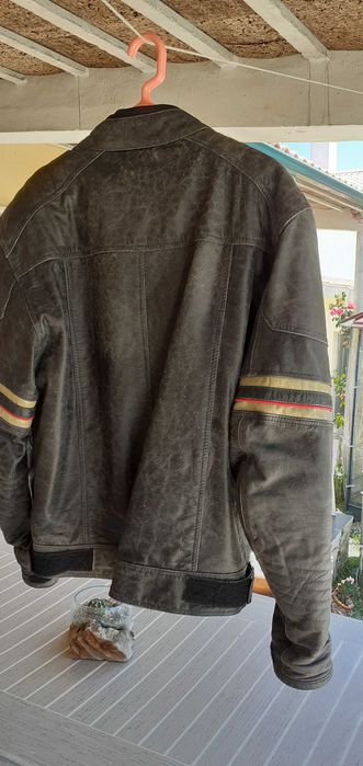 Vendo blusão e capacete de moto o blusão em couro como novo da casa das peles e o capacete ls2 com 2 vizeiras