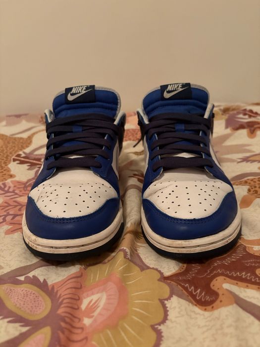 Nike Dunk brancos com varios tons de azuis em estado razoavel