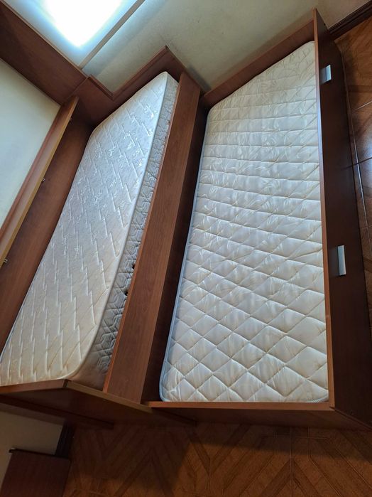 Cama dupla com armários.