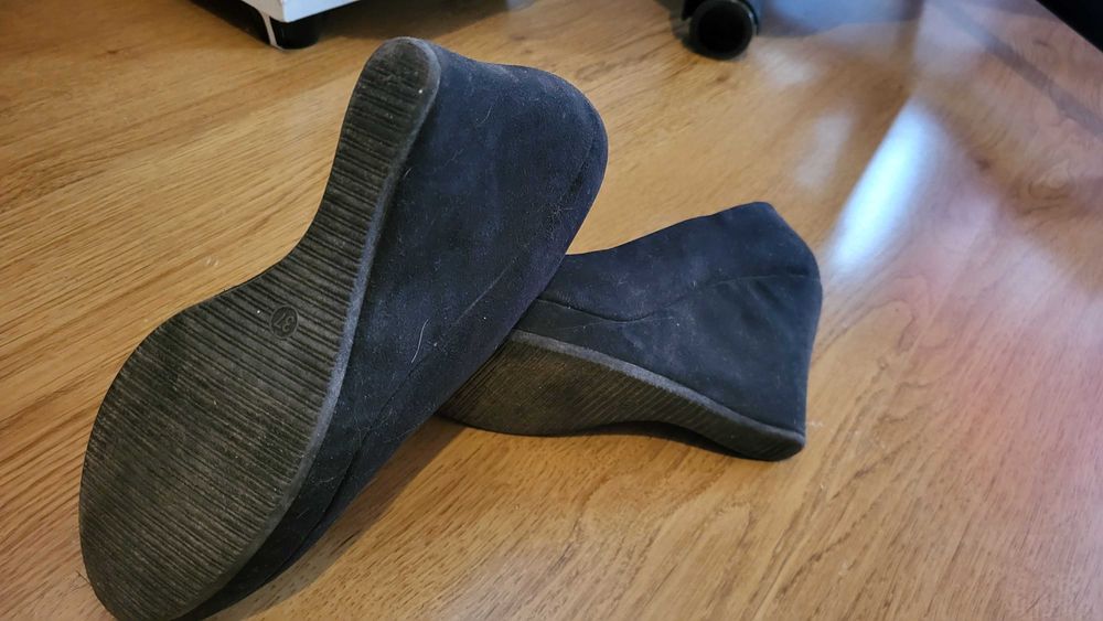 Sapatos de cunha camurça