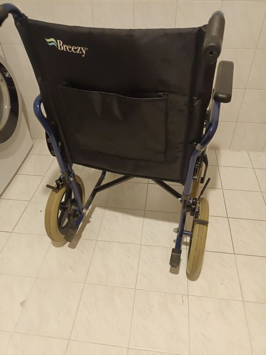 Cadeira de rodas Breezy 90- precisa de rodas da frente